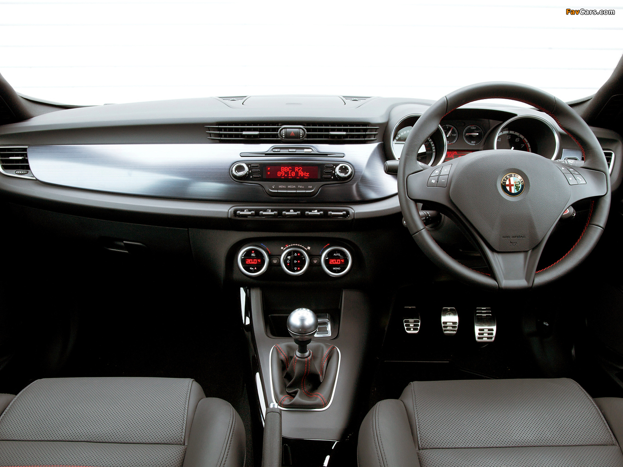Images of Alfa Romeo Giulietta Cloverleaf 940 (2010) (1280 x 960)