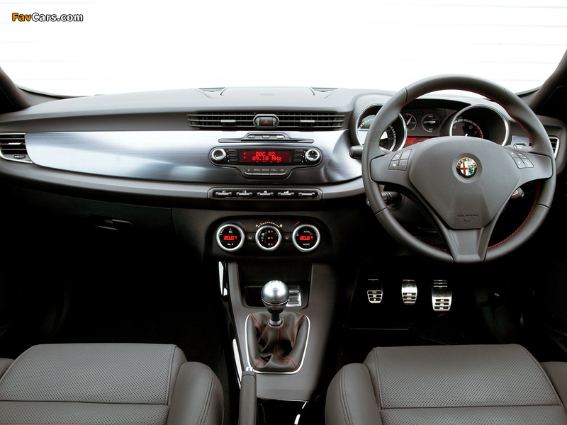 Images of Alfa Romeo Giulietta Cloverleaf 940 (2010) (800 x 600)