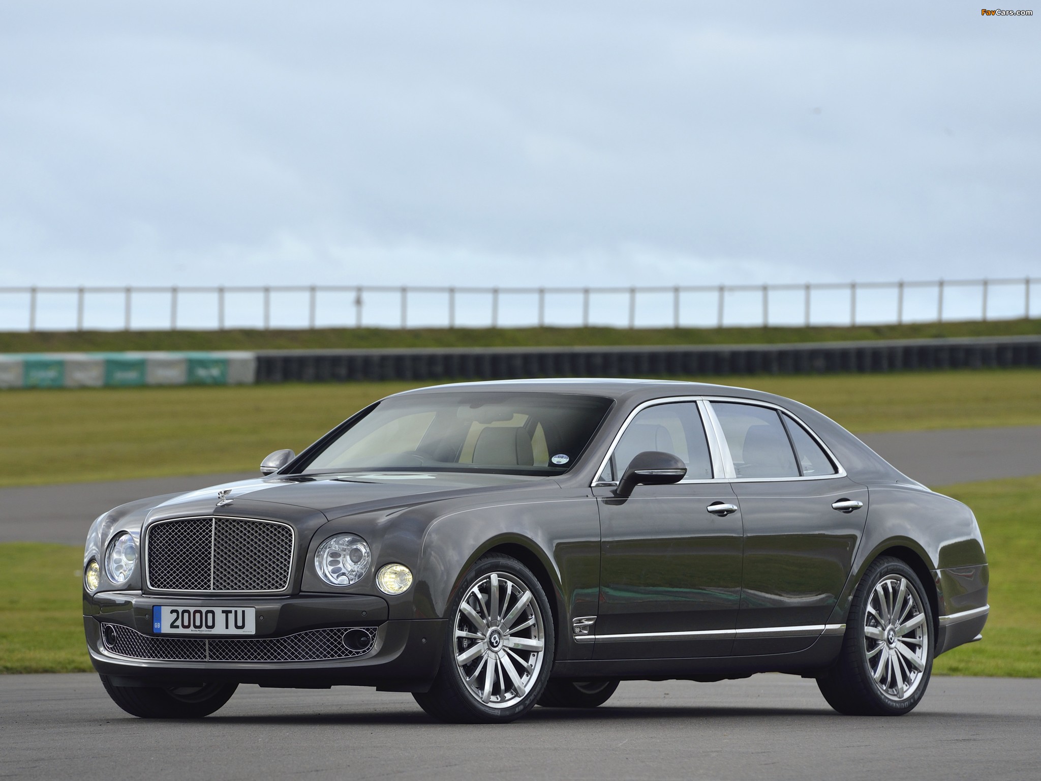 Photos of Bentley Mulsanne The Ultimate Grand Tourer UK-spec 2013 (2048 x 1536)