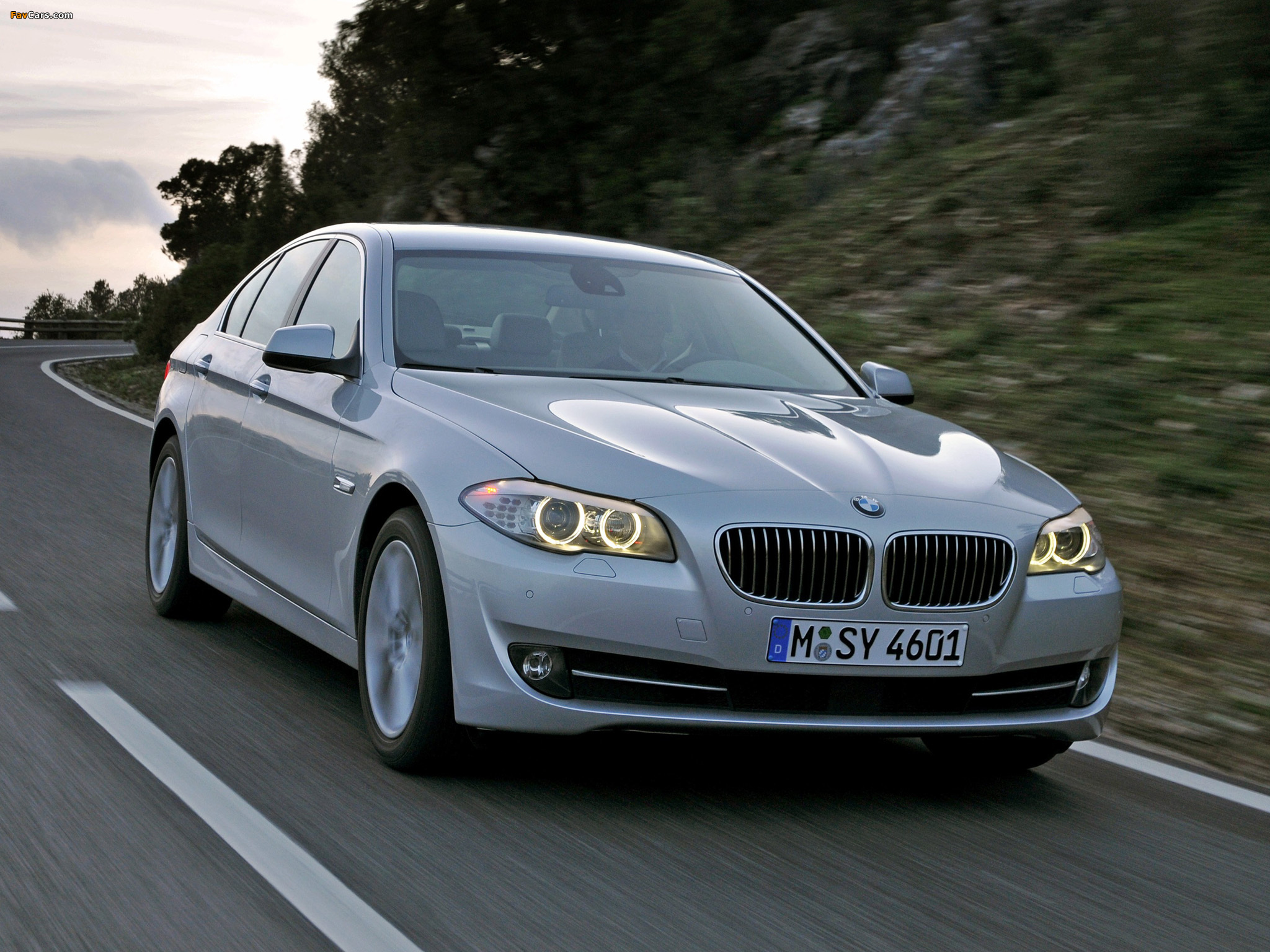 BMW 530d Sedan (F10) 2010–13 photos (2048 x 1536)
