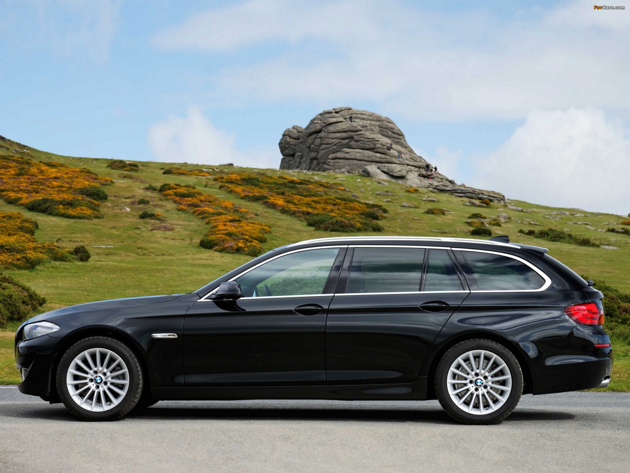Images of BMW 525d Touring UK-spec (F11) 2010 (2048 x 1536)