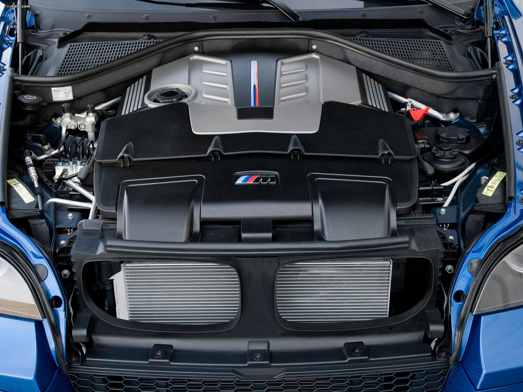 Bmw x6 двигатели. Двигатель BMW x6m. Мотор BMW x5 e70. BMW m5 f10 под капотом. BMW x5 e70 под капотом.