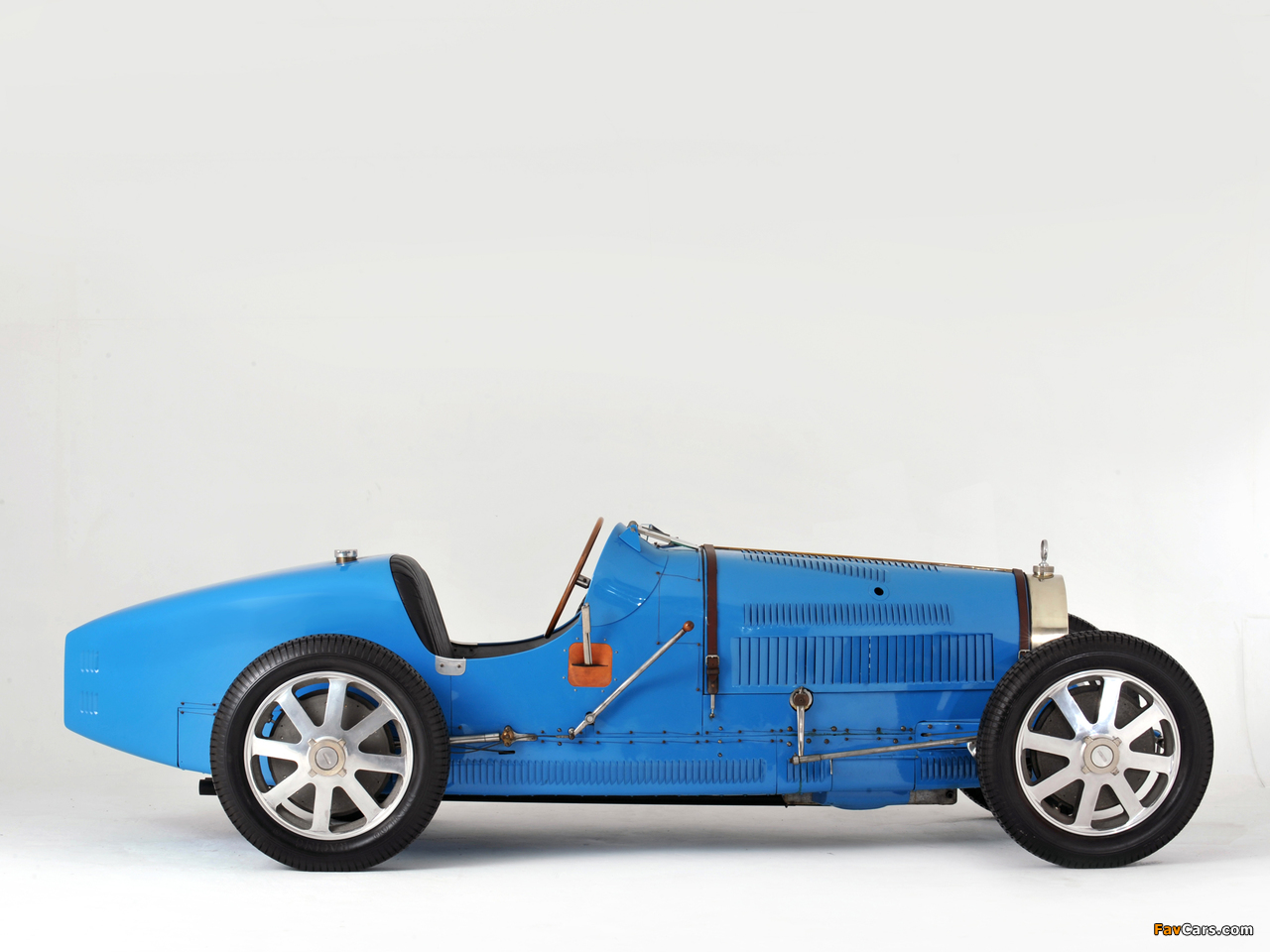 https://img.favcars.com/bugatti/type-35/pictures_bugatti_type-35_1924_4_1280x960.jpg