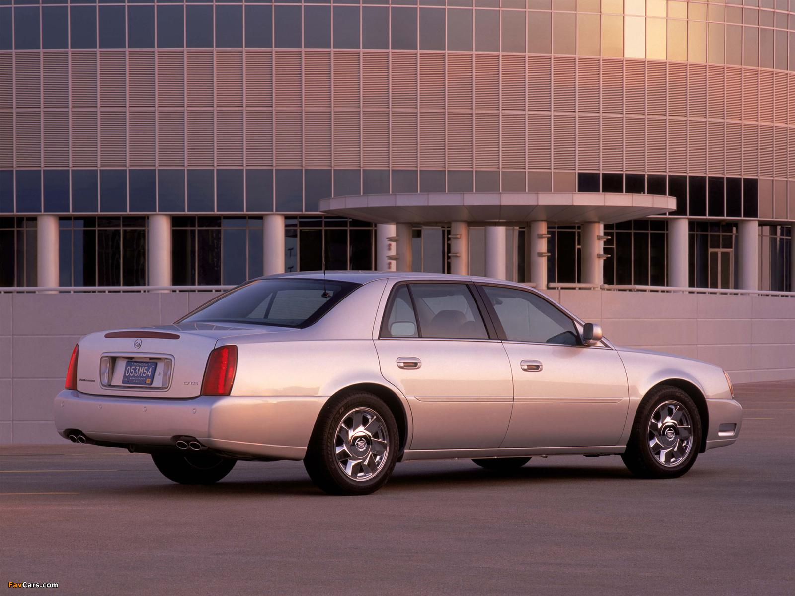 Images of Cadillac DeVille DTS 2000–05 (1600 x 1200)