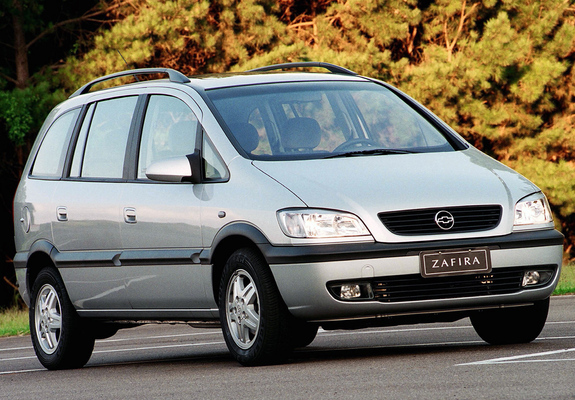 Photos of Chevrolet Zafira (A) 2001–02