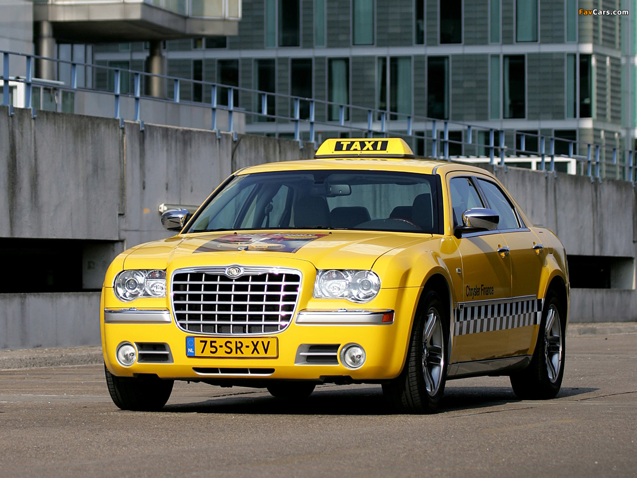 Иви такси. Chrysler 300c Taxi. Chrysler 300 Taxi. Крайслер 300 с такси. Chrysler 300 NYC Taxi.