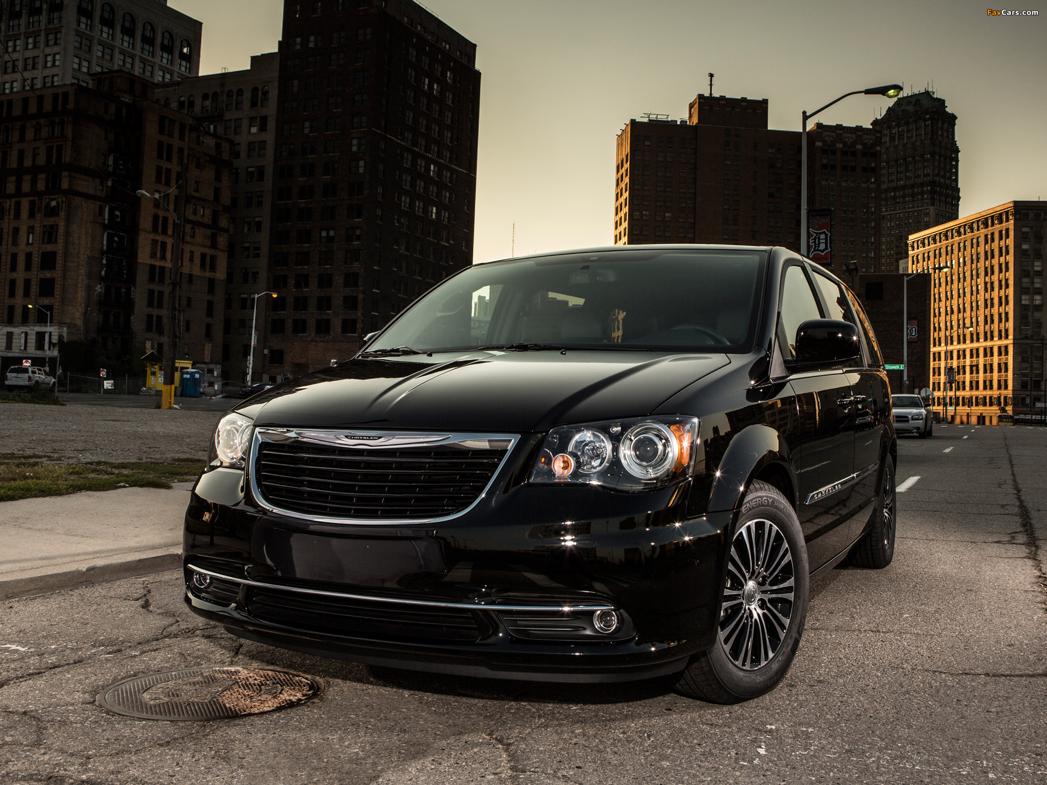 Chrysler Town & Country S 2012 images (2048 x 1536)