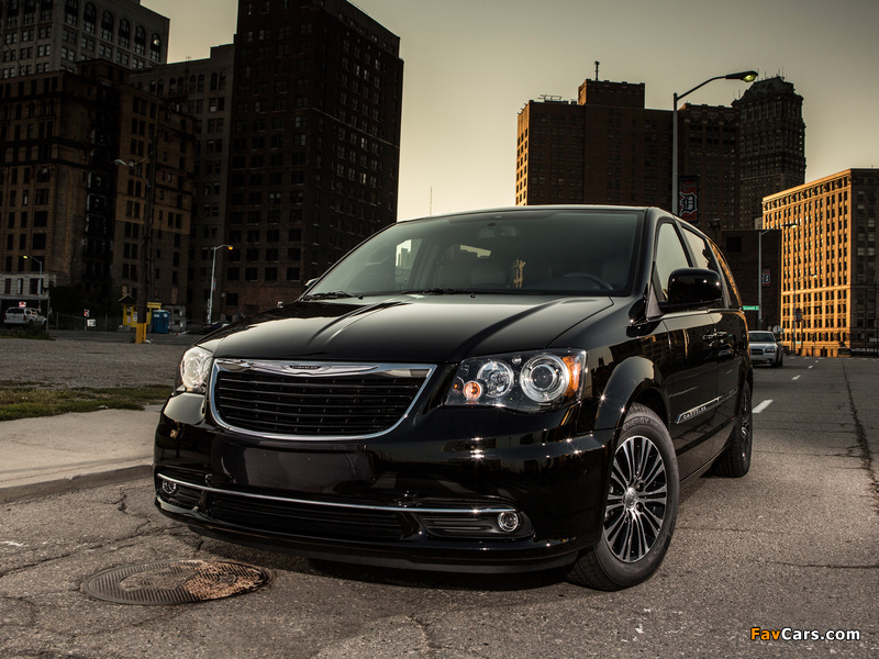 Chrysler Town & Country S 2012 images (800 x 600)
