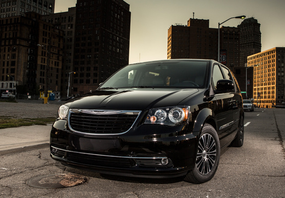 Chrysler Town & Country S 2012 images