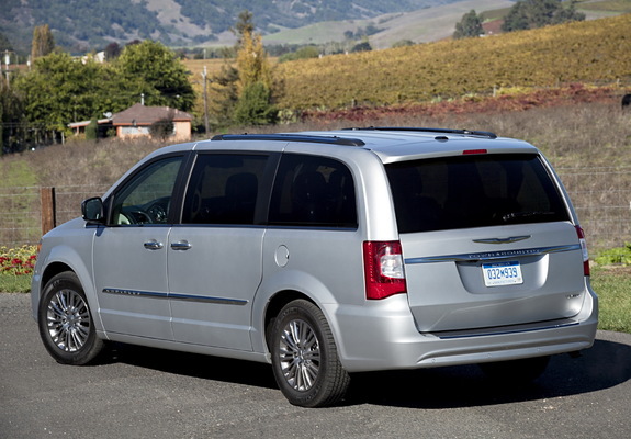 Chrysler Town & Country 2010 images