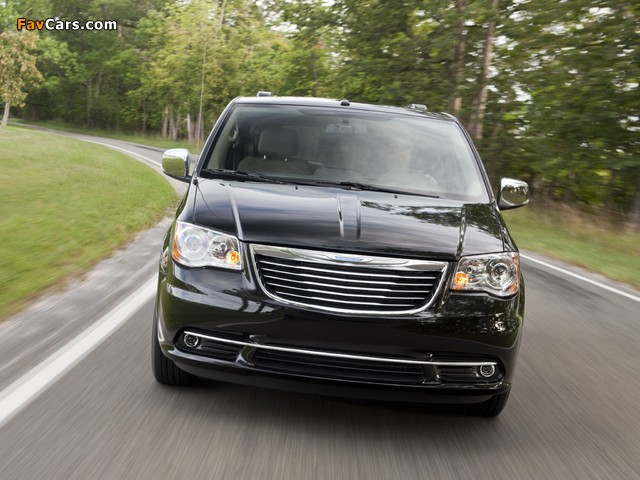 Images of Chrysler Town & Country 2010 (640 x 480)