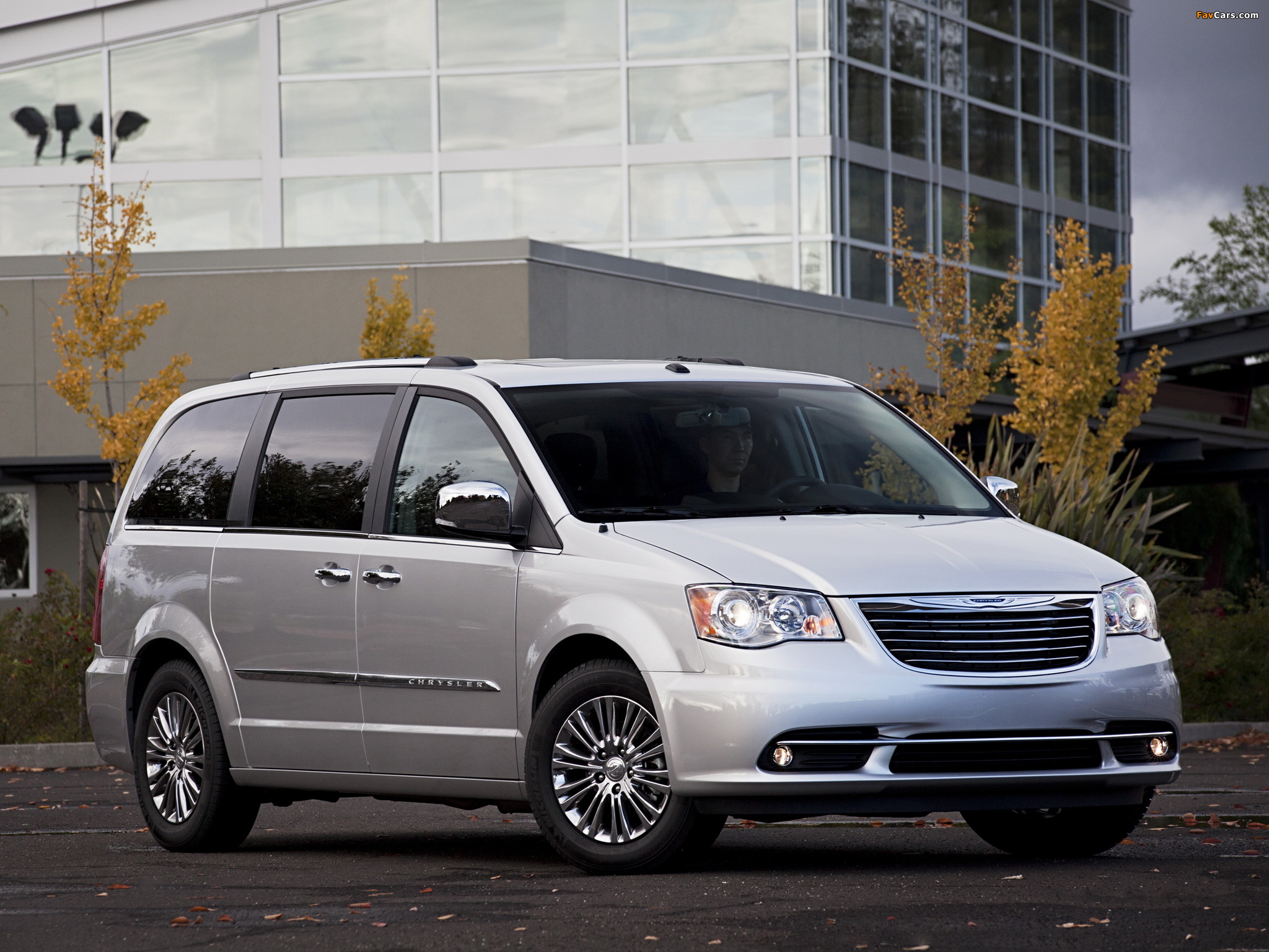 Images of Chrysler Town & Country 2010 (2048 x 1536)