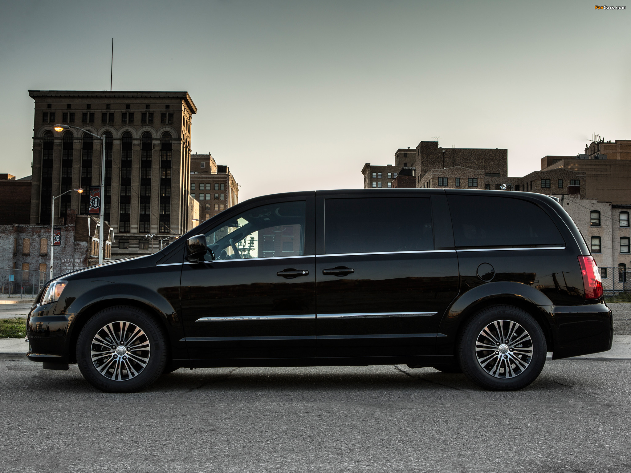 Pictures of Chrysler Town & Country S 2012 (2048 x 1536)