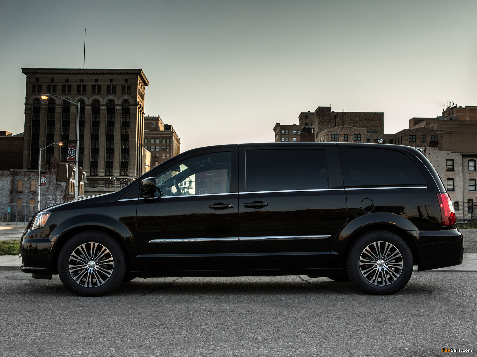 Pictures of Chrysler Town & Country S 2012 (1600 x 1200)