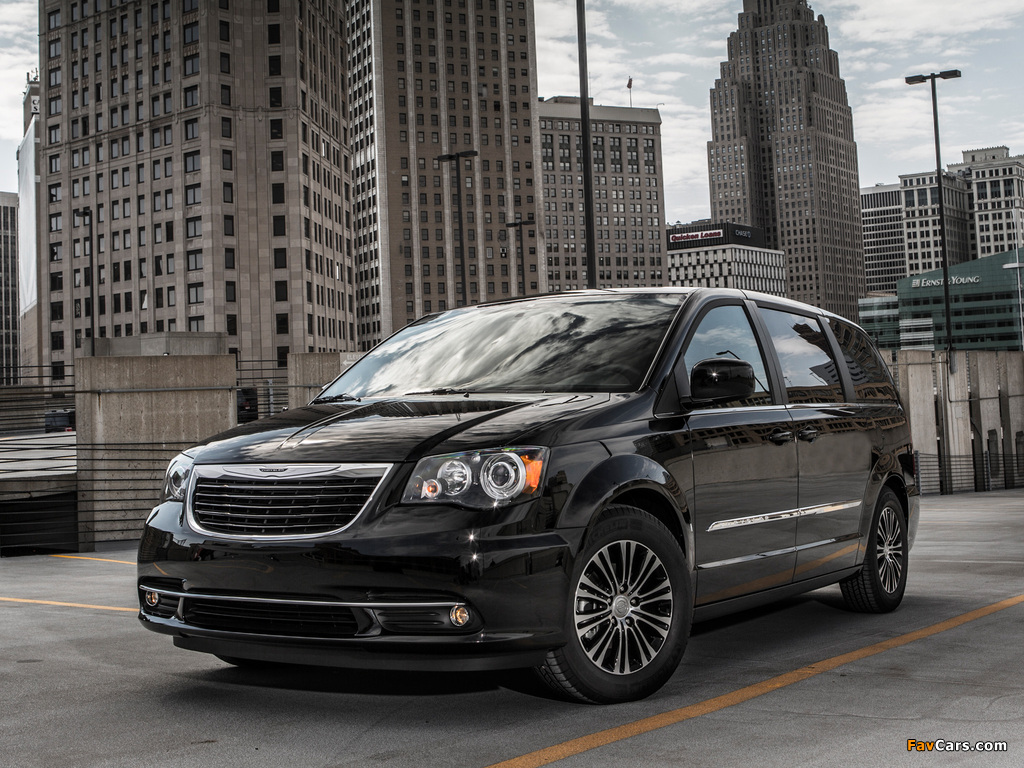Pictures of Chrysler Town & Country S 2012 (1024 x 768)