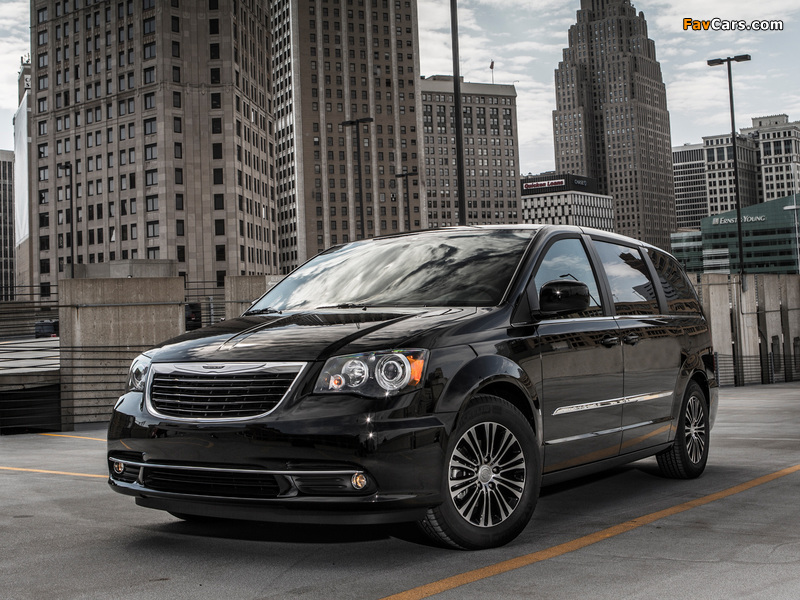 Pictures of Chrysler Town & Country S 2012 (800 x 600)