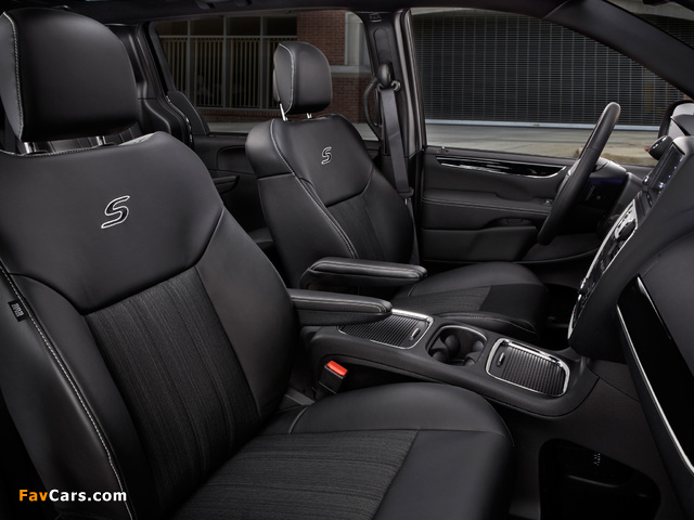 Pictures of Chrysler Town & Country S 2012 (640 x 480)