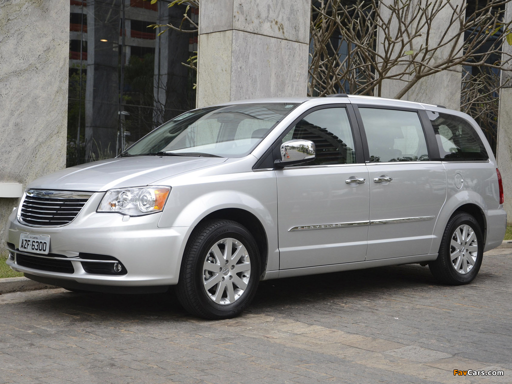 Chrysler Town & Country 2010 wallpapers (1024 x 768)