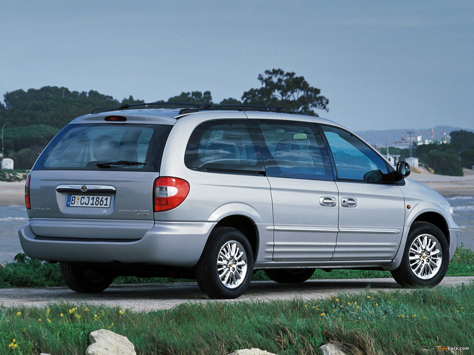 Chrysler Grand Voyager 2000–04 wallpapers (1600 x 1200)