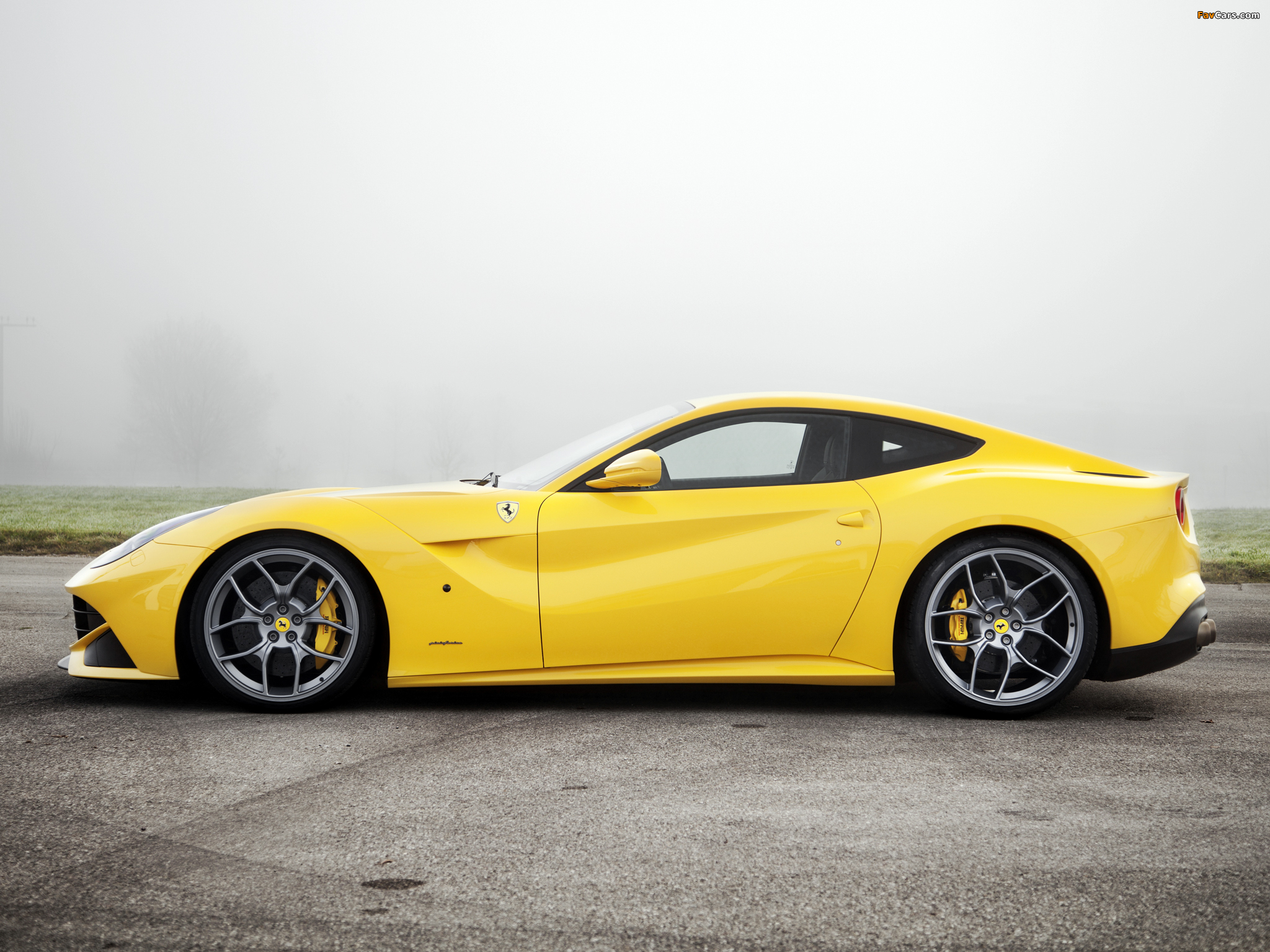 желтый спортивный автомобиль Ferrari F12 Berlinetta Wheelsandmore скачать