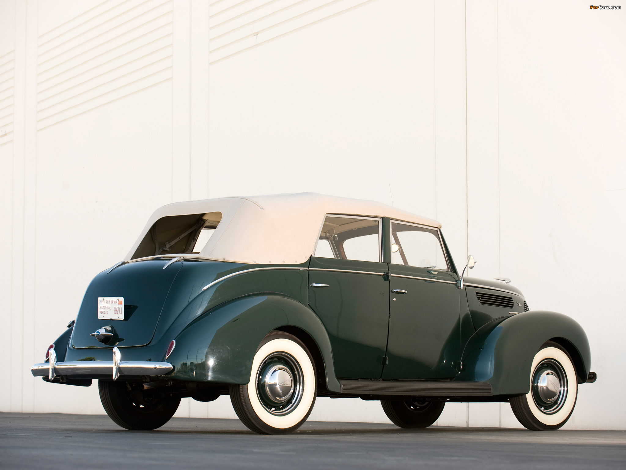 Images of Ford V8 Deluxe Convertible Sedan (81A-740) 1938 (2048 x 1536)