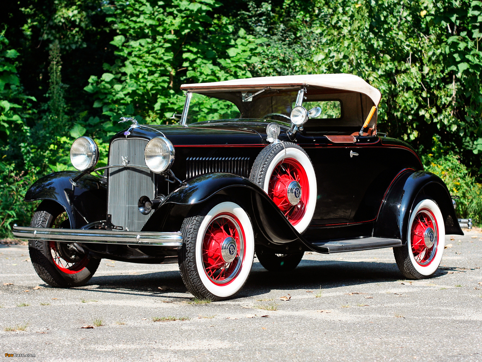 Pictures of Ford V8 Deluxe Roadster (18-40) 1932 (1600 x 1200)