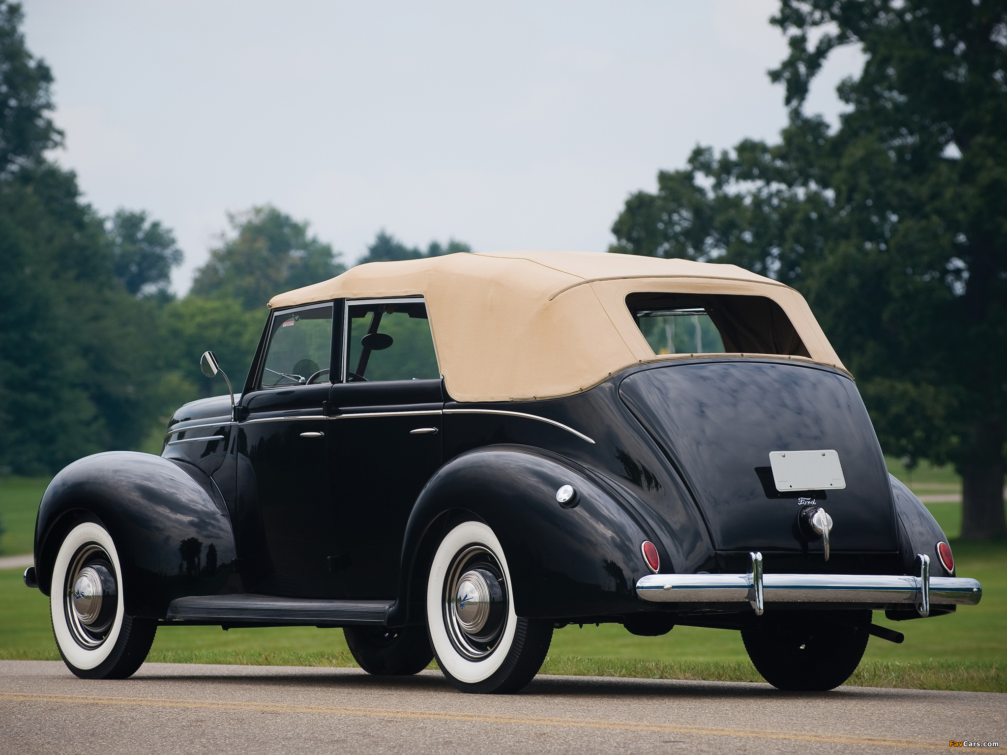 Pictures of Ford V8 Deluxe Convertible Fordor Sedan (91A-74) 1939 (2048 x 1536)