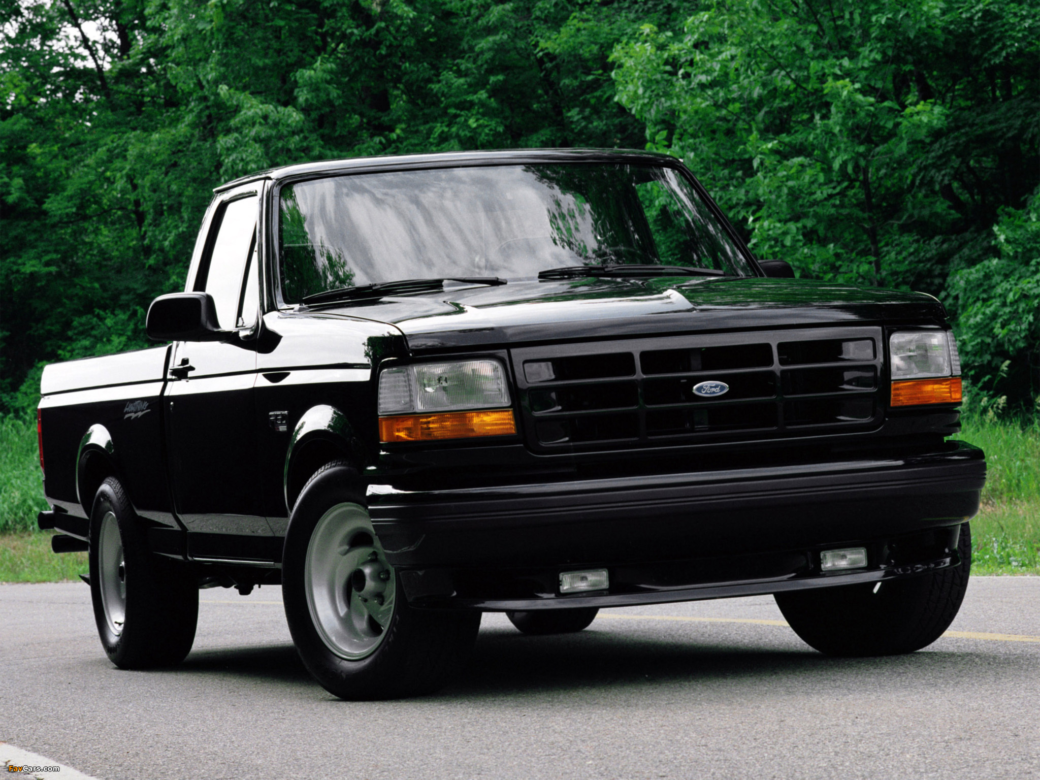 Польский пикап. Ford f150 SVT Lightning 1993. Ford f150 Lightning 1993. Форд ф 150 1993. Ford f-150 SVT Lightning 1993 года..