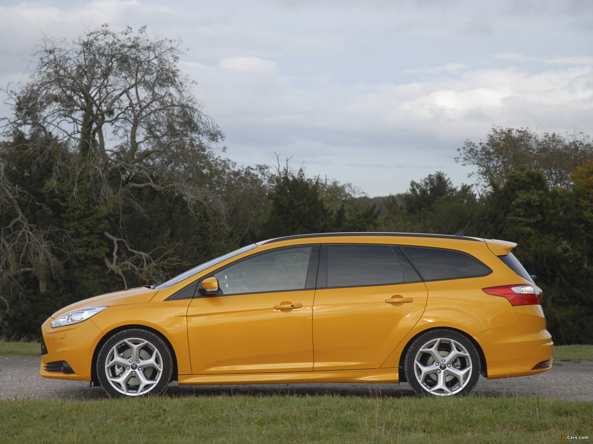 Ford Focus ST Wagon UK-spec 2012 pictures (2048 x 1536)