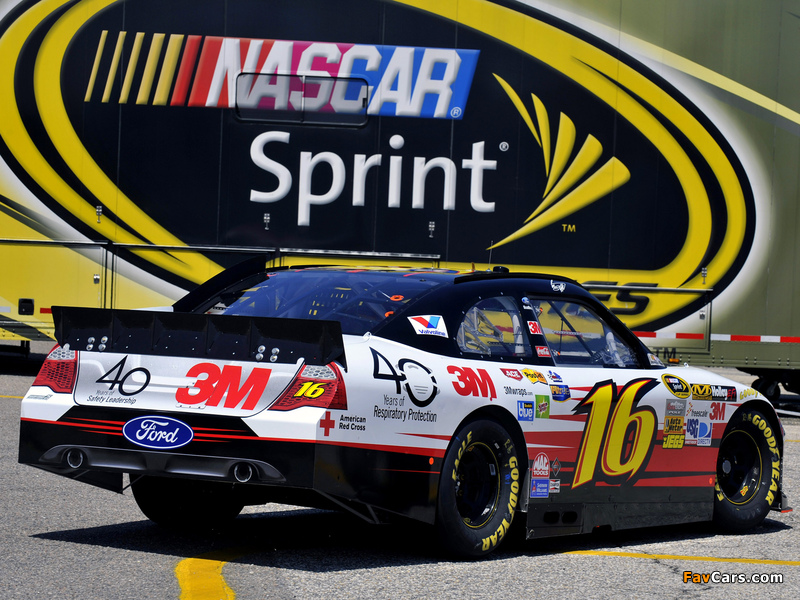 Photos of Ford Fusion NASCAR Sprint Cup Series Race Car 2009–12 (800 x 600)