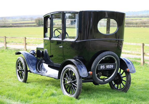 Photos of Ford Model T Center Door Sedan 1915–23