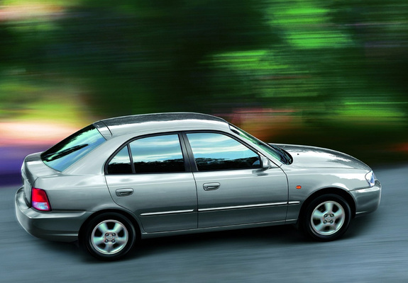Hyundai Accent 5-door 2000–03 pictures