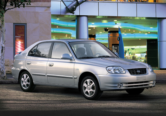 Hyundai Accent 5-door 2003–06 photos