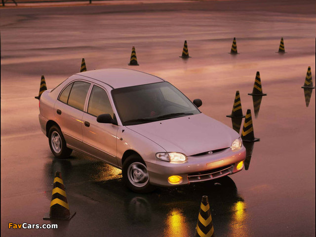 Photos of Hyundai Accent 5-door 1996–2000 (640 x 480)