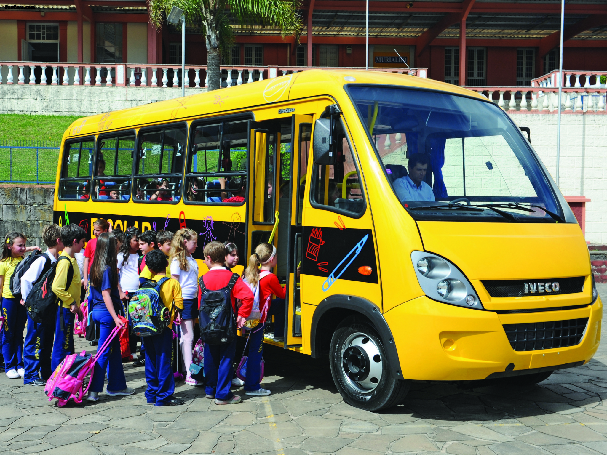 Подвоз детей автобусами. Школьный автобус Ивеко. Современный школьный автобус. Школьный автобус дети. Детский экскурсионный автобус.