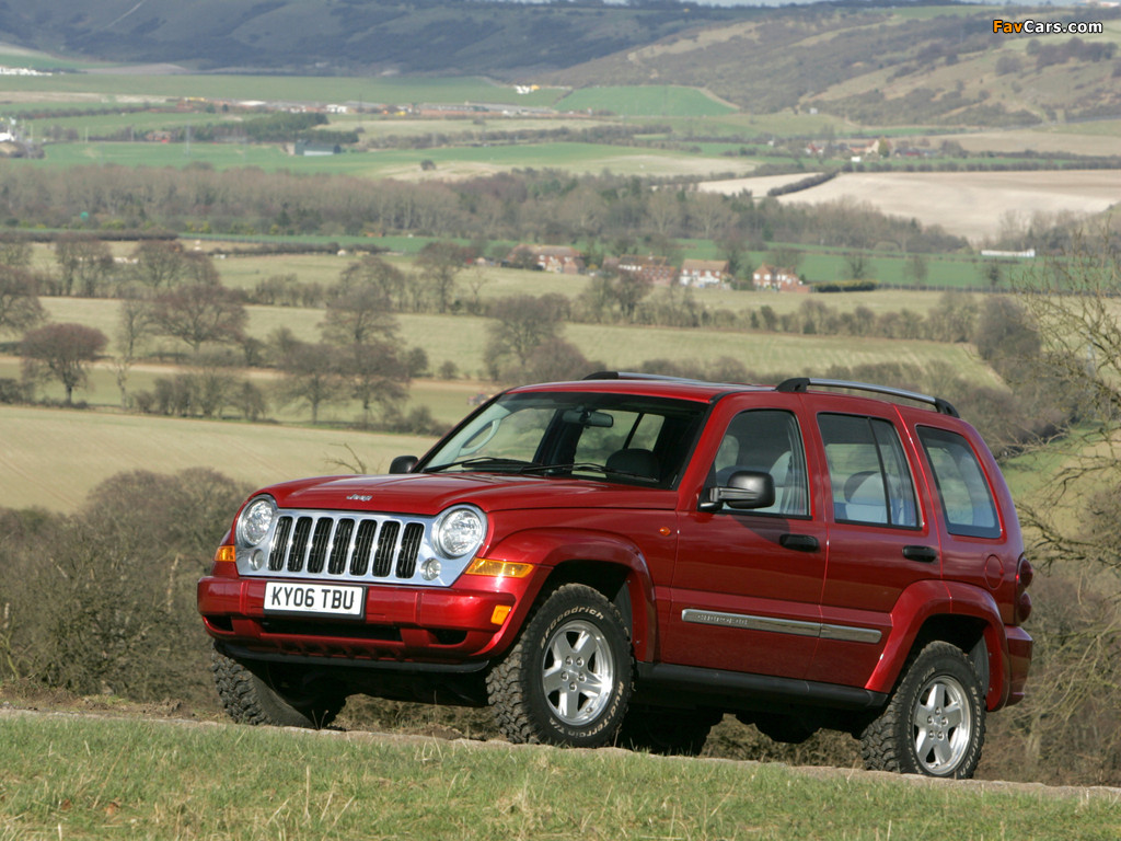 Images of Jeep Cherokee Limited UK-spec (KJ) 2005–07 (1024 x 768)