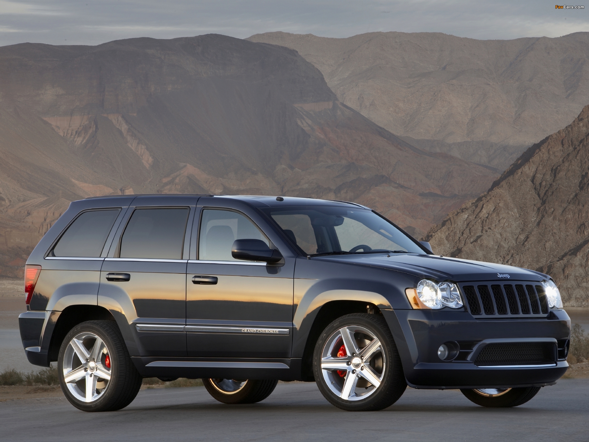 Images of Jeep Grand Cherokee SRT8 (WK) 2006–10 (2048 x 1536)