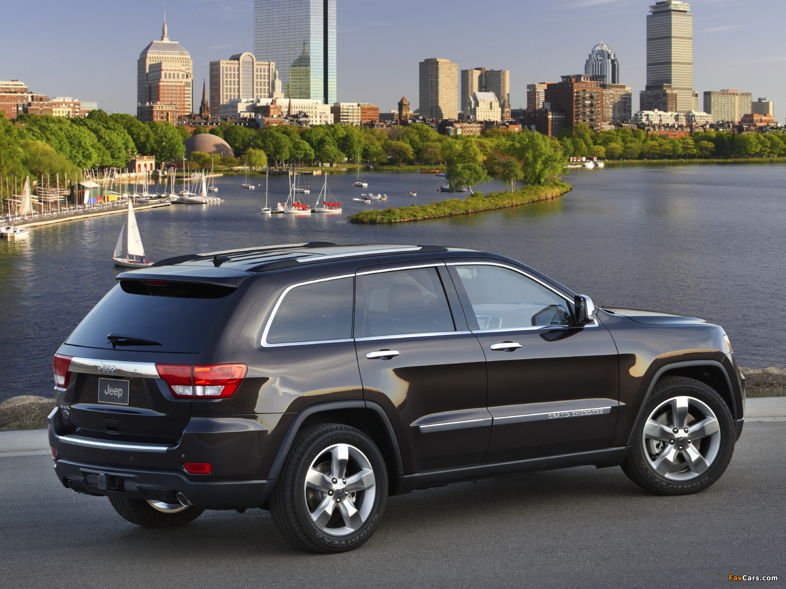 Images of Jeep Grand Cherokee Overland Summit (WK2) 2011–13 (1600 x 1200)
