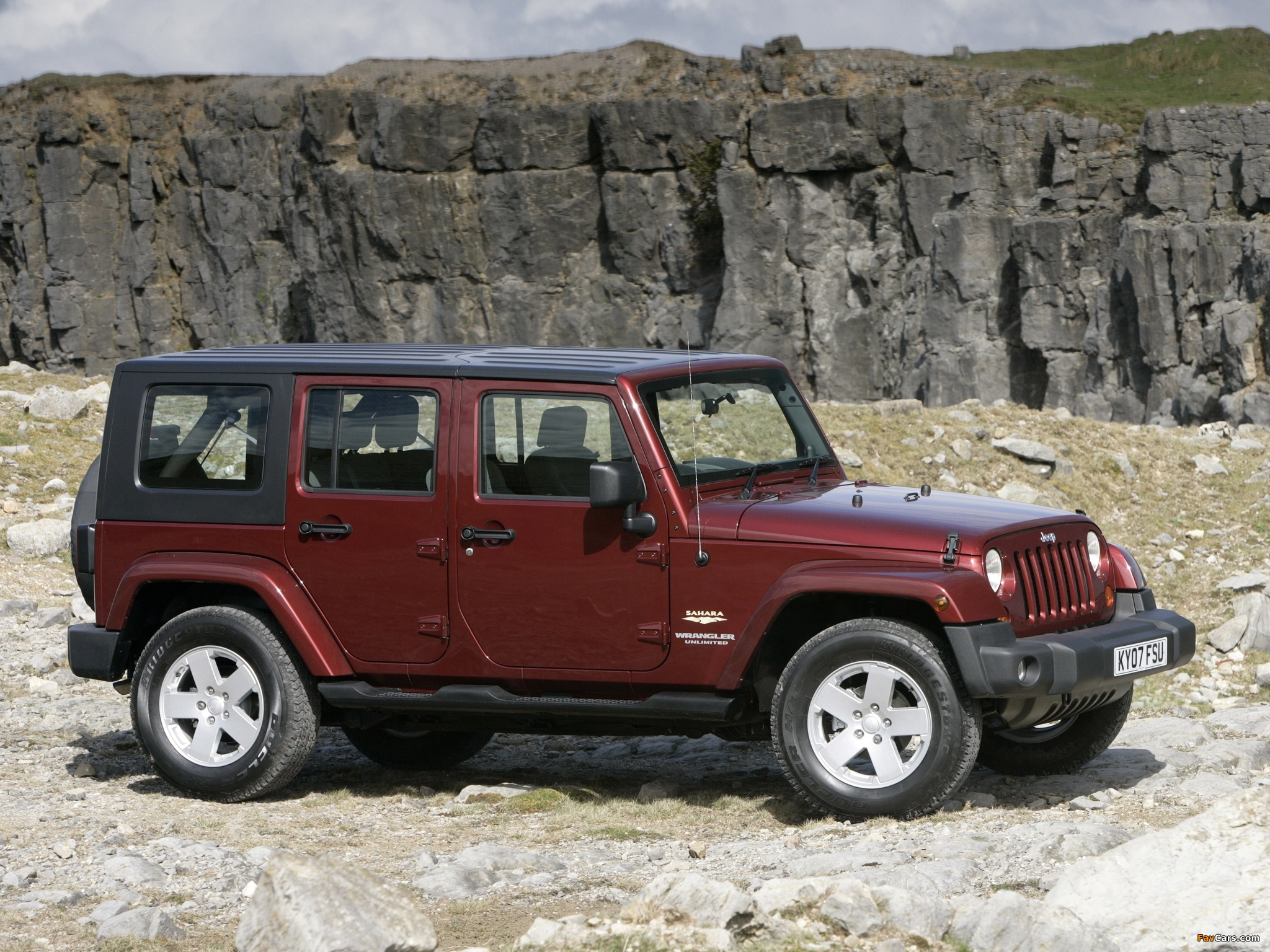 Photos of Jeep Wrangler Unlimited Sahara UK-spec (JK) 2007–11 (2048 x 1536)
