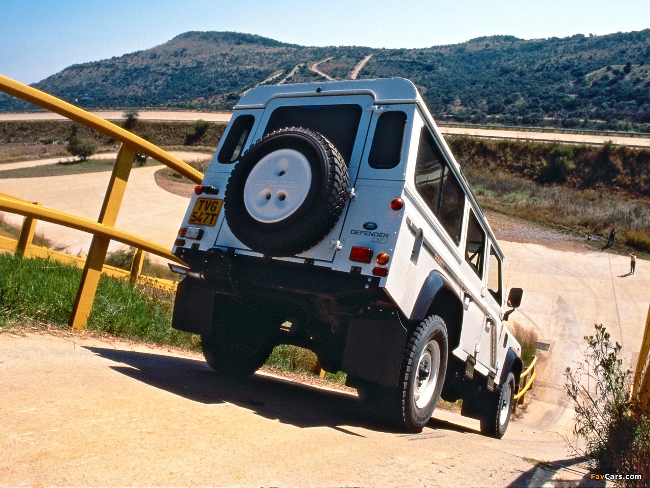 Images of Land Rover Defender 110 Station Wagon ZA-spec 1990–2007 (1280 x 960)