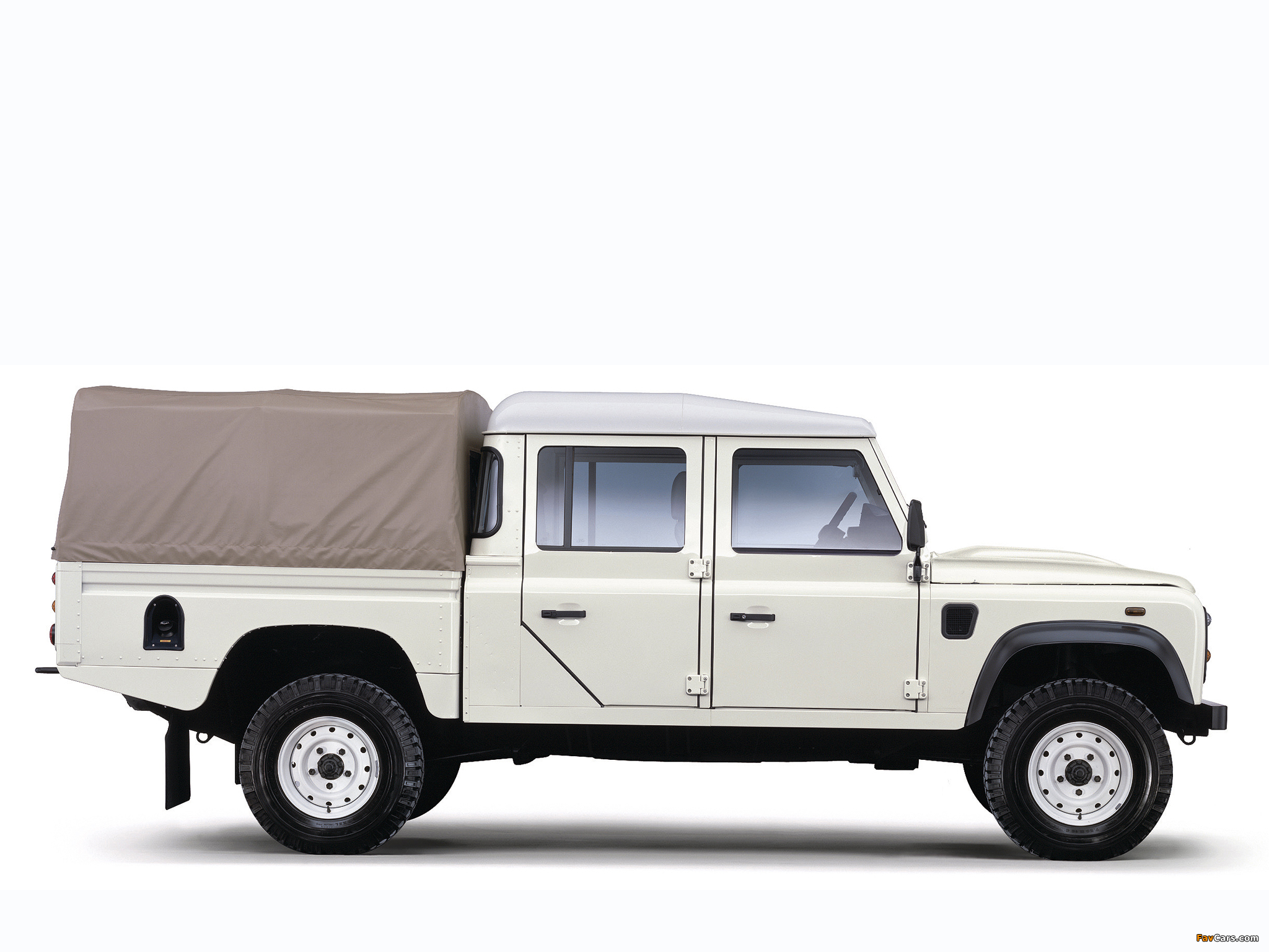 Images of Land Rover Defender 130 Double Cab High Capacity Pickup UK-spec 2007 (2048 x 1536)