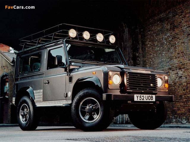 Images of Land Rover Defender 90 Tomb Raider Limited Edition 2001 (640 x 480)