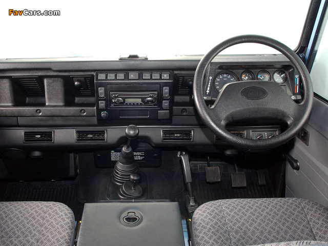Photos of Land Rover Defender 110 Double Cab Pickup ZA-spec 1990–2007 (640 x 480)
