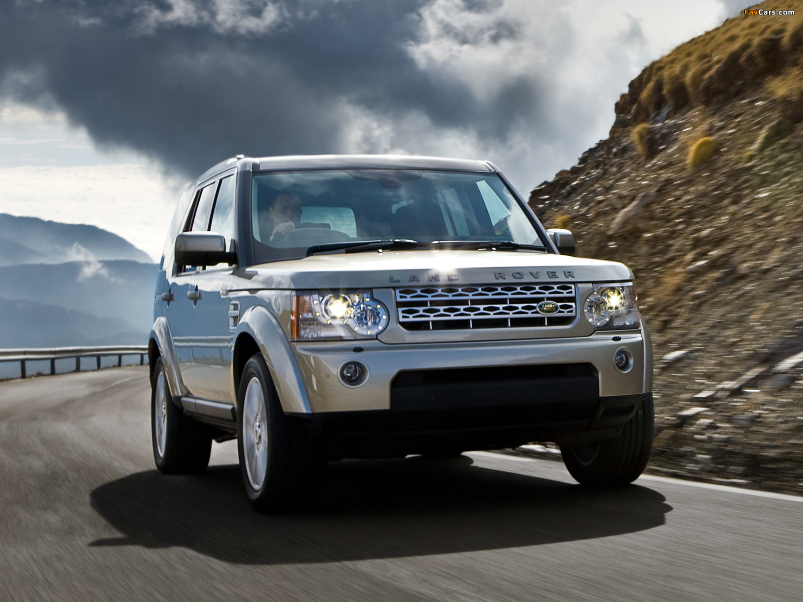 Компании дискавери. Ленд Ровер Дискавери 4. Ленд Ровер Дискавери 2011. Land Rover Discovery 3. Land Rover Discovery 2.