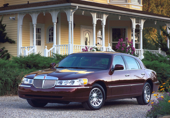Photos of Lincoln Town Car 1998–2003