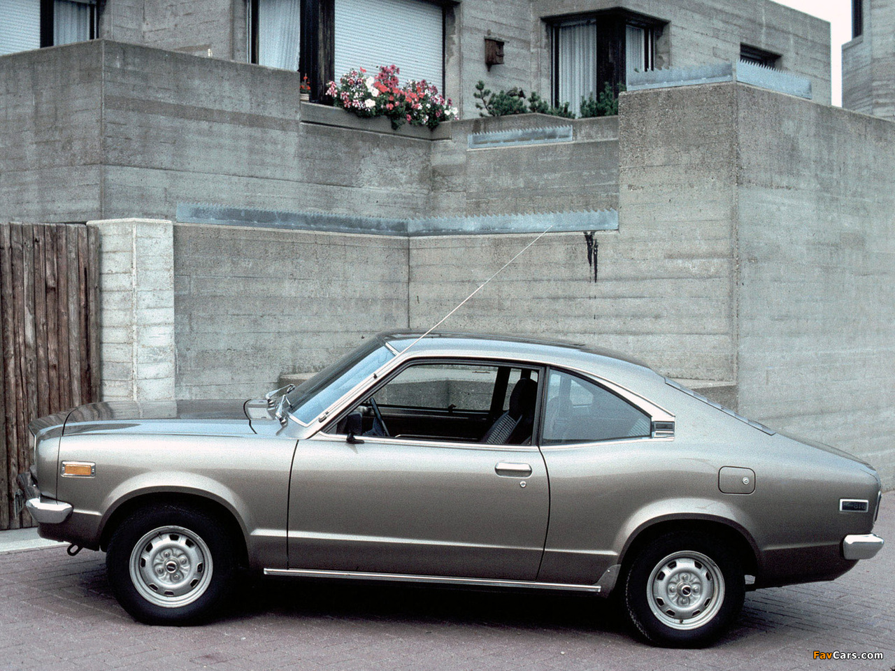 Photos of Mazda 818 Coupe 1975–77 (1280 x 960)