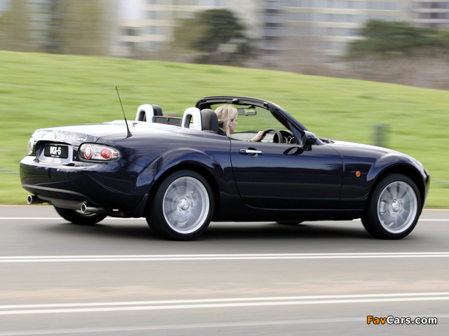 Pictures of Mazda MX-5 Roadster-Coupe AU-spec (NC) 2005–08 (640 x 480)