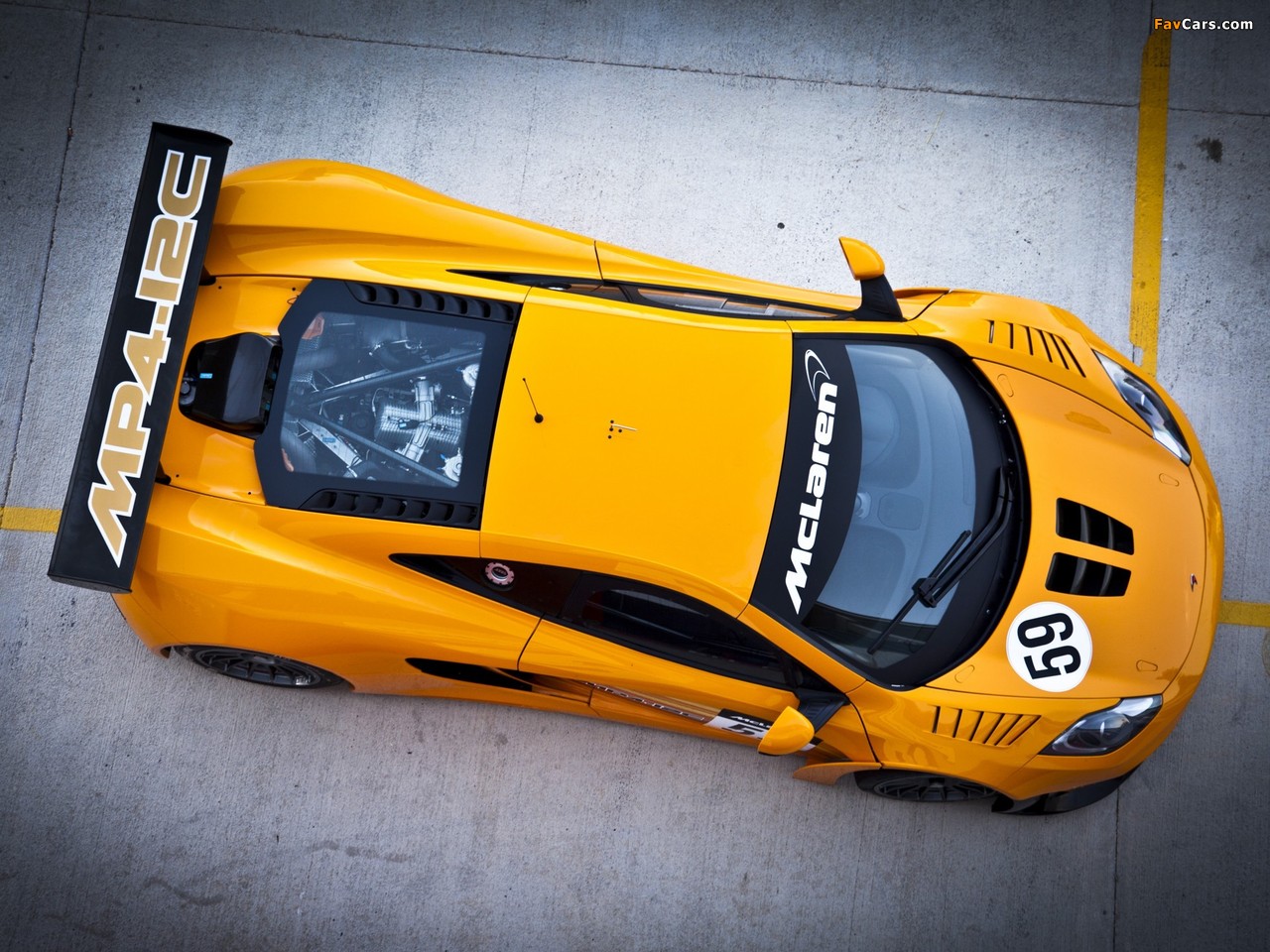 желтый спортивный автомобиль McLaren MP4 12C GT3 без смс