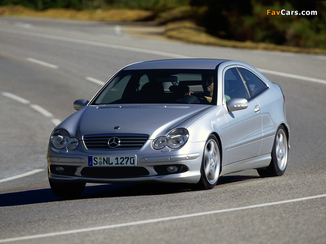 Photos of Mercedes-Benz C 30 CDI AMG Sportcoupe (C203) 2002–04 (640 x 480)