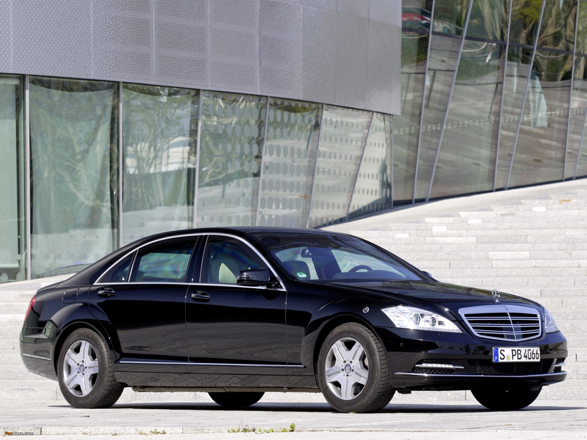 Images of Mercedes-Benz S 600 Guard (W221) 2010–13 (2048 x 1536)